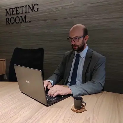 Bruno de Bruno trabalhando no notebook na sala de reuniões do escritório