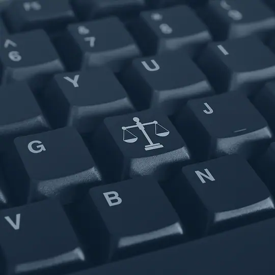 Teclado de computador com o símbolo da balança da Justiça numa das teclas