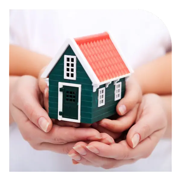 Mãos segurando uma casa em miniatura
