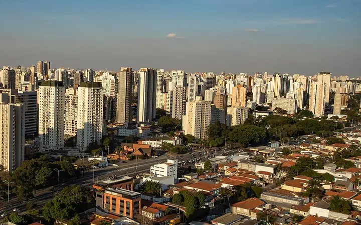 Vista aérea de uma cidade com prédios e casas