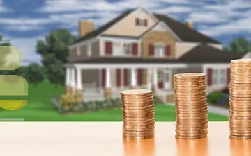 Casa e pilhas de moedas que crescem, representando a herança